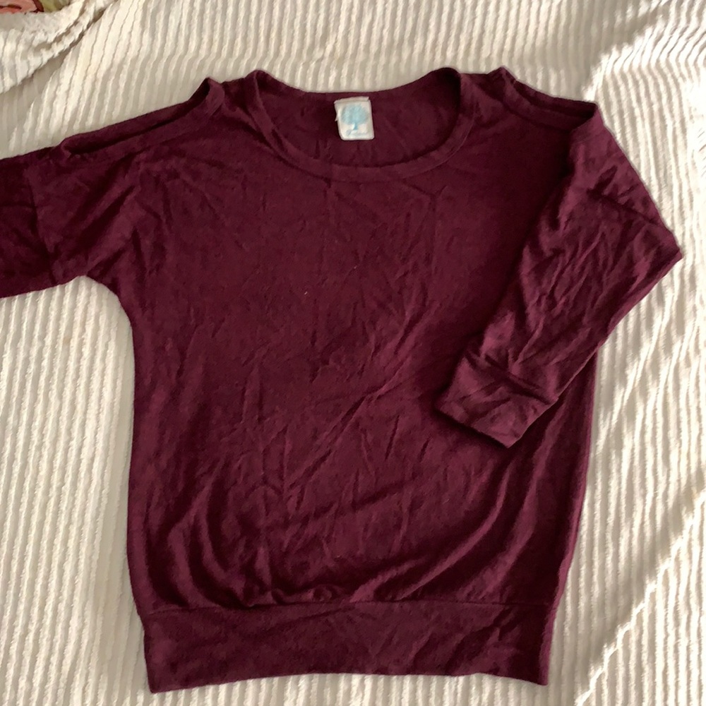 Cutout shoulder light sweater burgundy